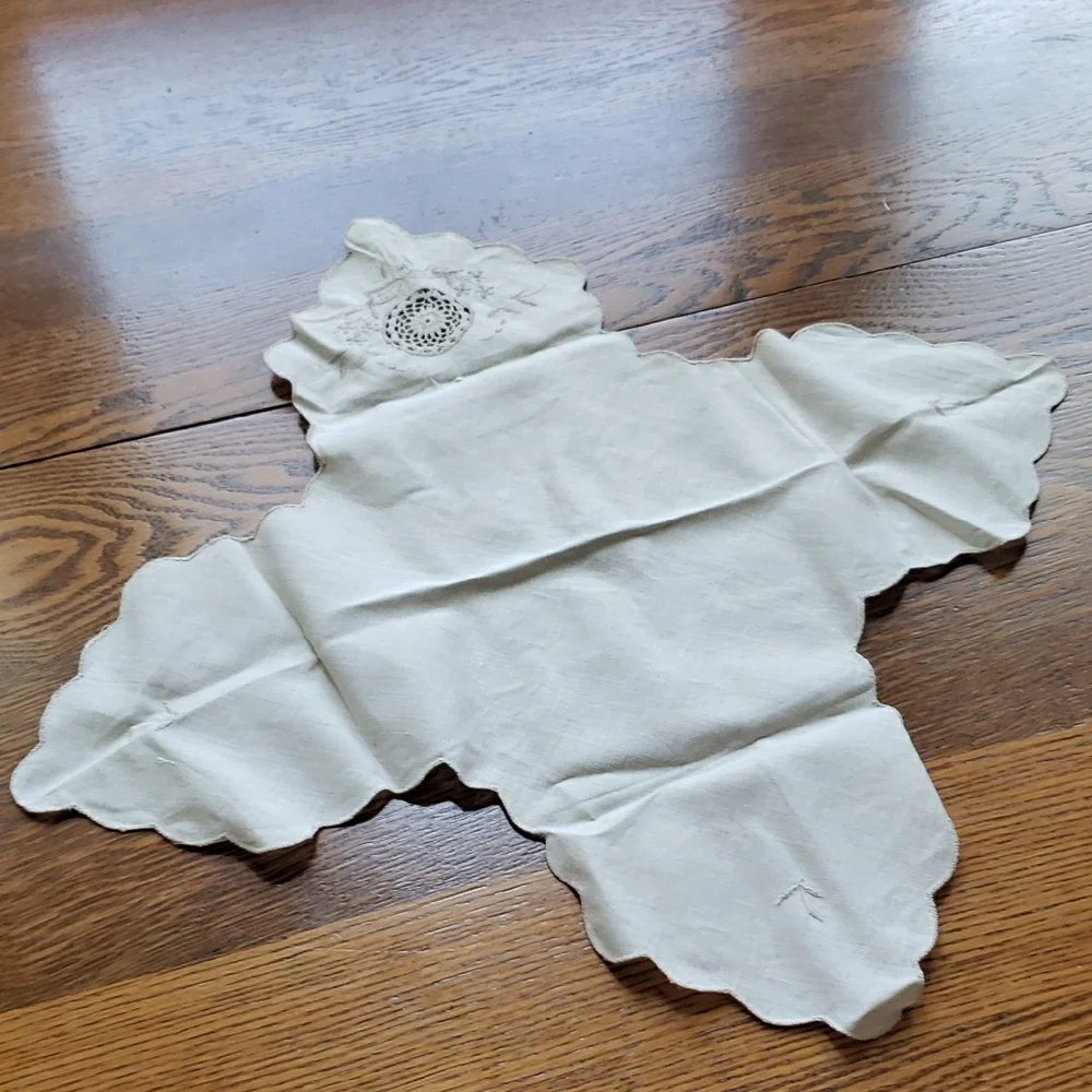 Vtg- Embroidered Cream Bread Basket Liner